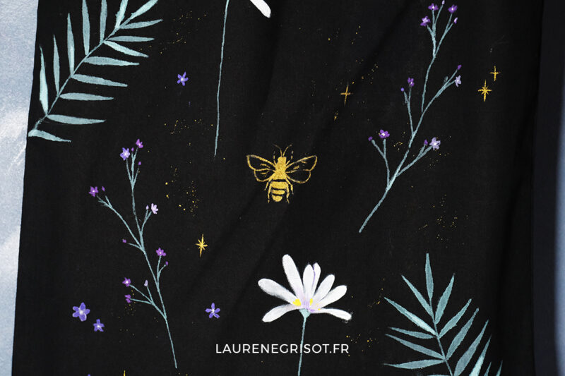 Abeille & fleurs /Tote bag (peint à la main) – Image 3