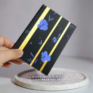 Carnet noir - fleurs bleues